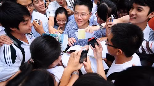 “Thần tượng” Ngô Bảo Châu trong vòng vây các bạn sinh viên, học sinh sau buổi giao lưu tại hội trường ĐH Khoa học tự nhiên TP.HCM “Thần tượng” Ngô Bảo Châu trong vòng vây các bạn sinh viên, học sinh sau buổi giao lưu tại hội trường ĐH Khoa học tự nhiên TP.HCM