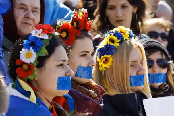 Một số phụ nữ trẻ ở Crimea ủng hộ Ukraine, phản đối việc gia nhập Liên bang Nga.