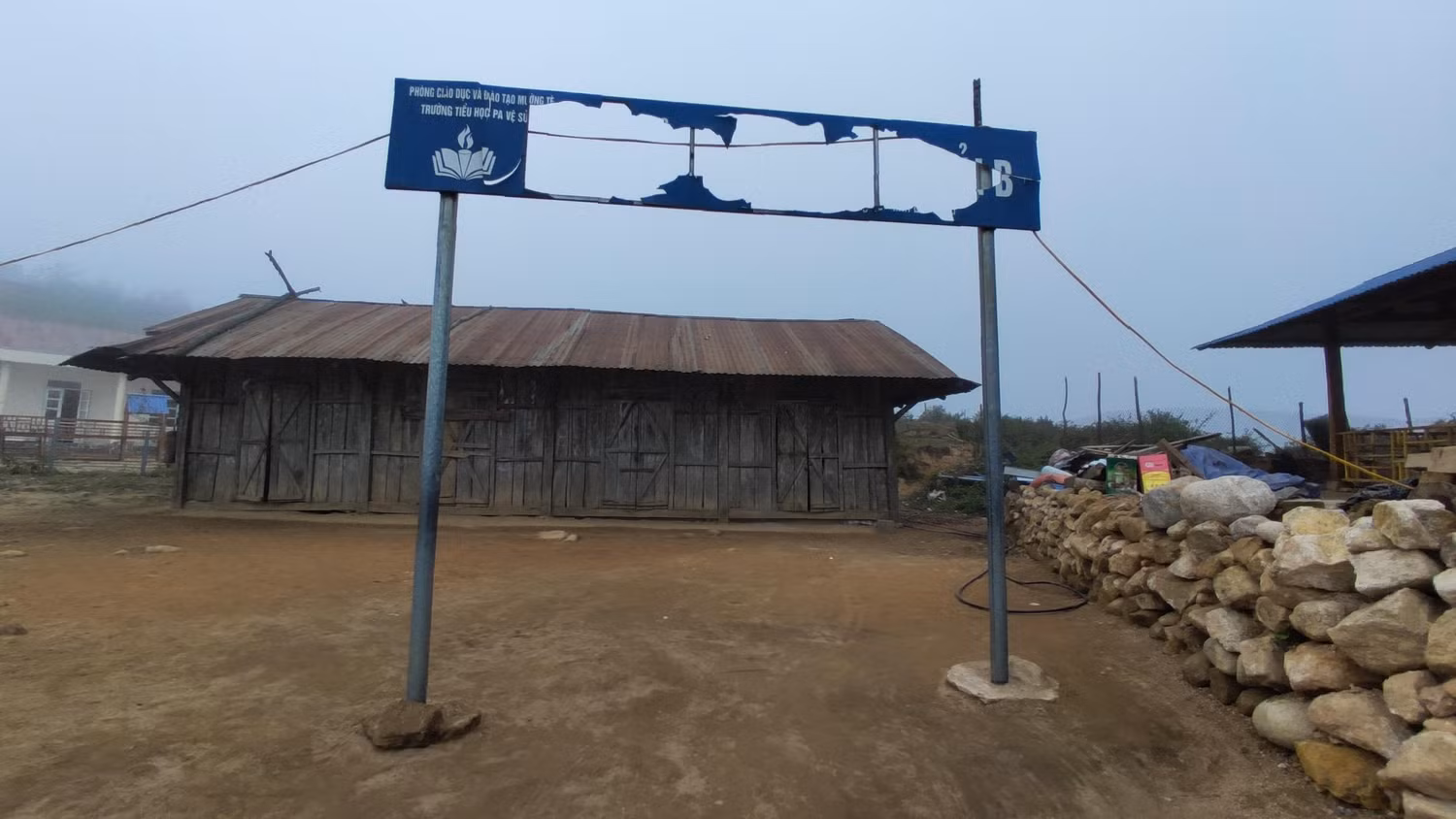 Điểm trường Sín Chải B trong sương mù cuối năm, gió giật liên hồi những ngày cuối năm khiến biển trường cũng tan nát dù thay nhiều lần.