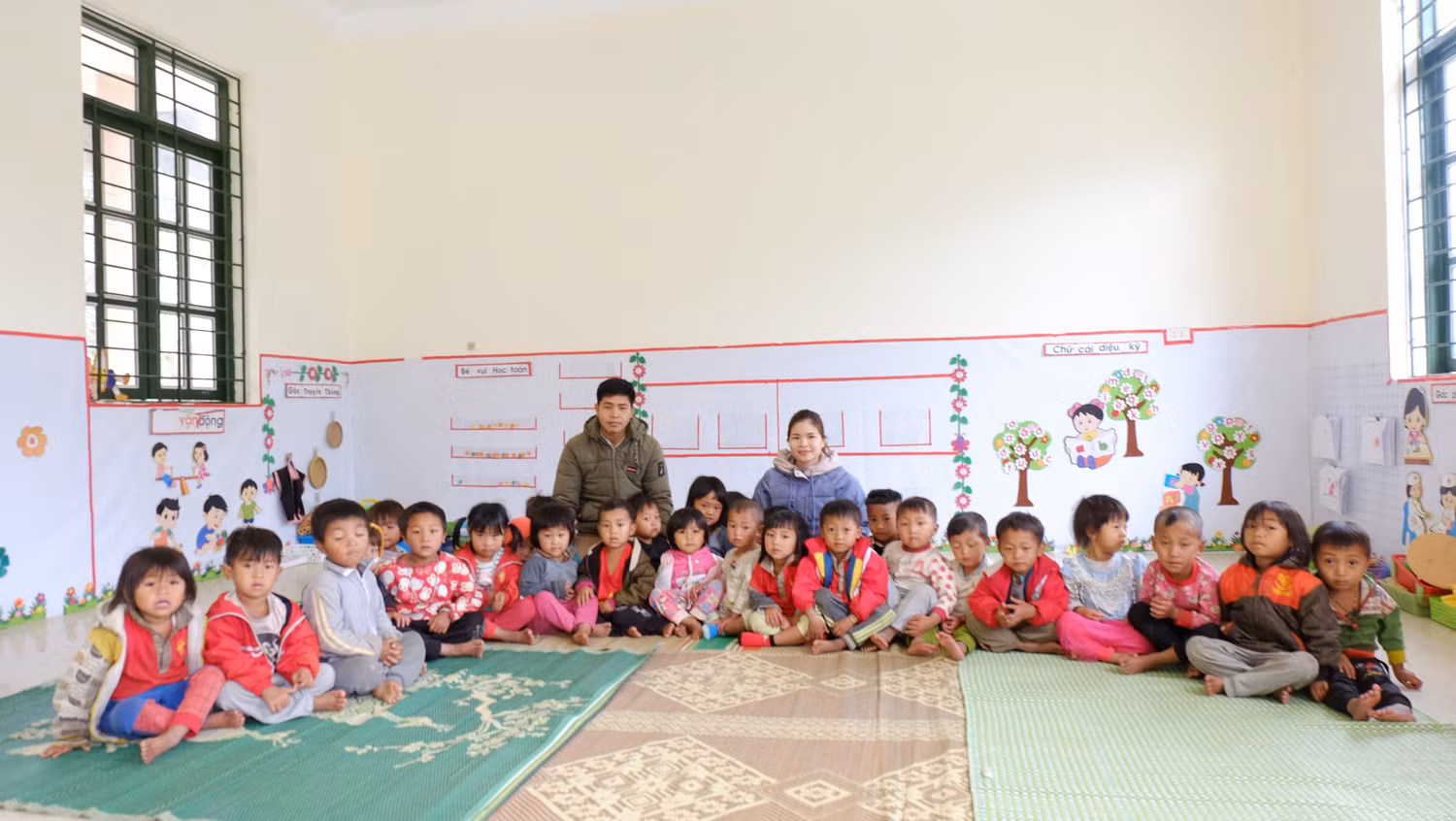 Hai vợ chồng thầy cô Mào Văn Nước và Lù Thị Dòn. Ảnh: LC Hai vợ chồng thầy cô Mào Văn Nước và Lù Thị Dòn. Ảnh: LC