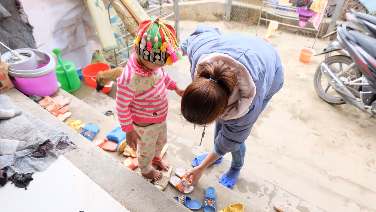 Khi vừa có khách, cô Dòn phải đưa học sinh về nhà Khi vừa có khách, cô Dòn phải đưa học sinh về nhà