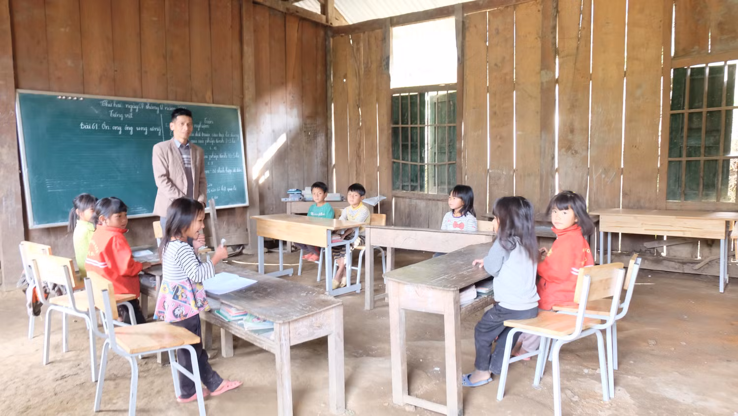 Lớp học xuyên nắng, gió của thầy hợp và đám học trò ở Sín Chải A.