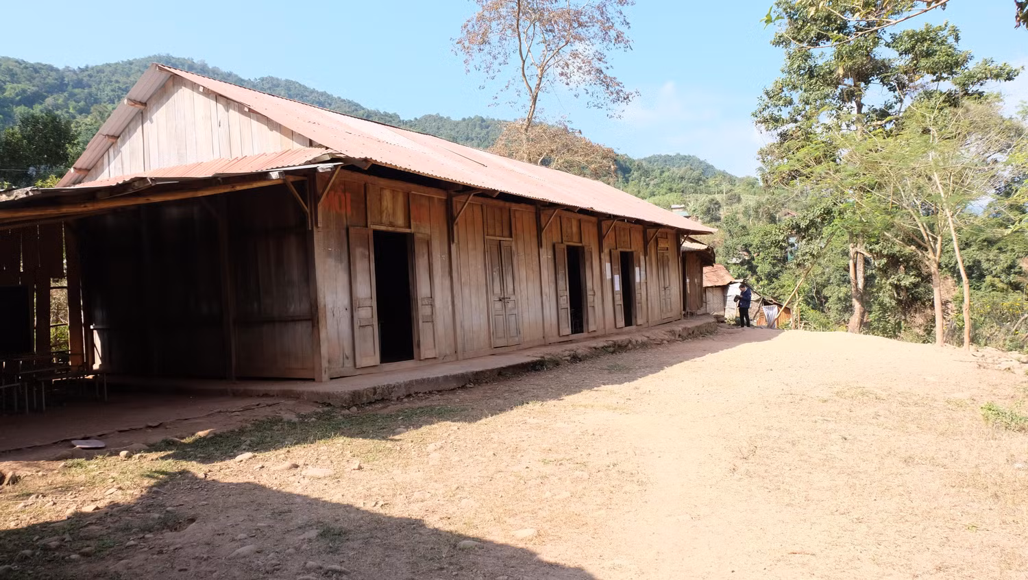 Kế hoạch là thế nhưng cũng chưa rõ thời gian chính xác, học sinh ở Nậm Ngà vẫn đang học trong những nhà học tam.