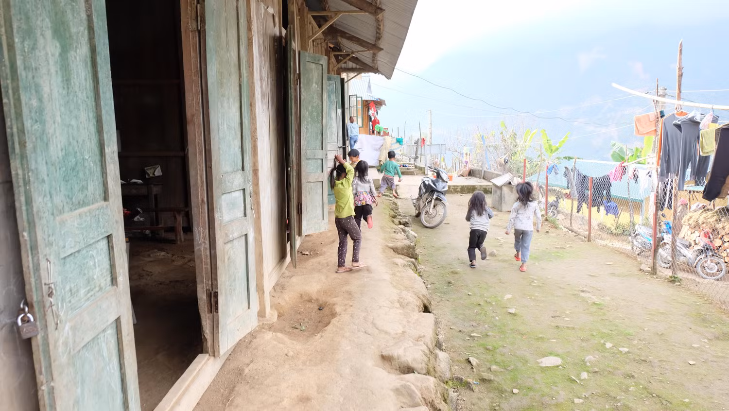 Giờ giải lao của học trò ở Sín Chải A.
