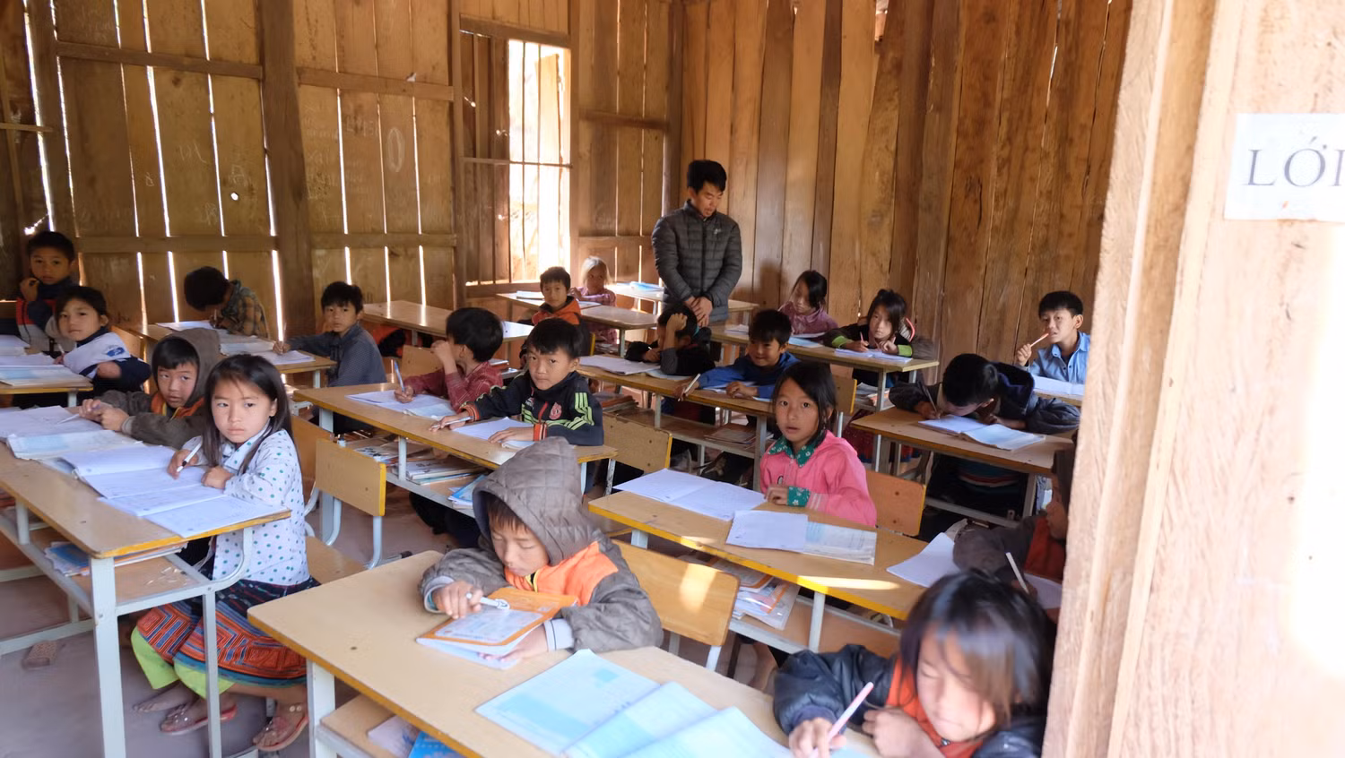 Lớp học của thầy Hoàng Văn Đức, Hiệu phó, phụ trách điểm trường Nậm Ngà.