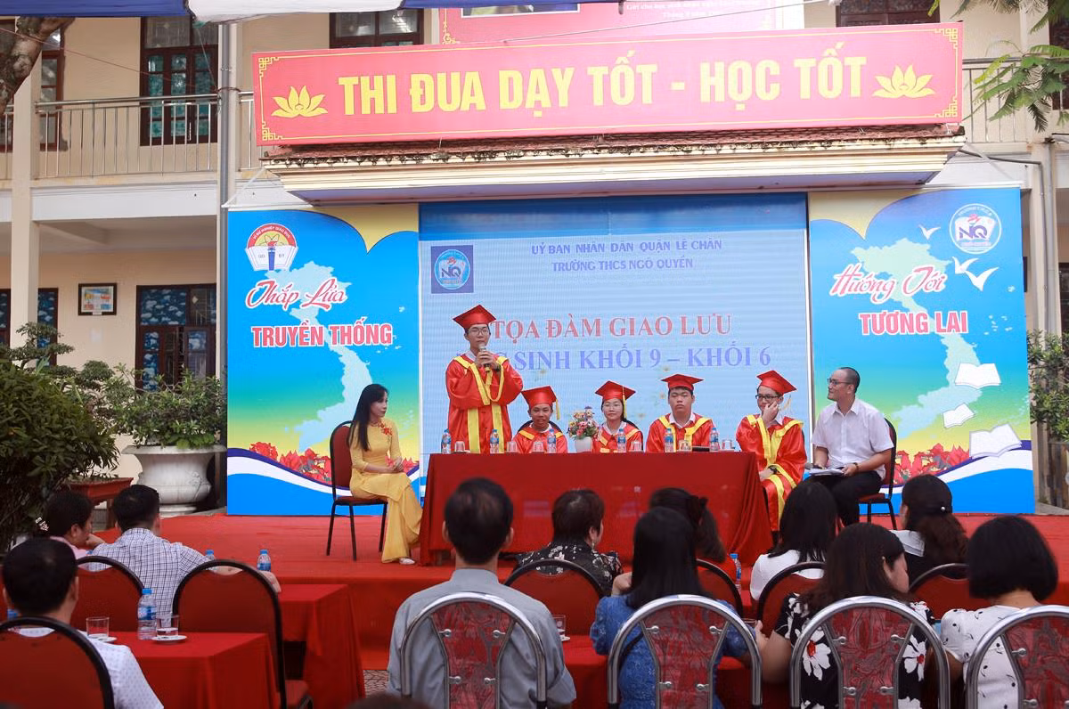 Những em học sinh đạt thành tích cao khi học tập tại Trường Trung học cơ sở Ngô Quyền chia sẻ kinh nghiệm học tập với hơn 600 học sinh khối 6 (Ảnh: CTV) Những em học sinh đạt thành tích cao khi học tập tại Trường Trung học cơ sở Ngô Quyền chia sẻ kinh nghiệm học tập với hơn 600 học sinh khối 6 (Ảnh: CTV)