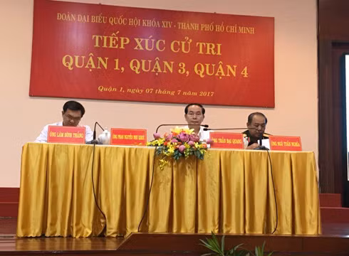Chủ tịch nước Trần Đại Quang và các đại biểu Quốc hội tiếp xúc cử tri (ảnh: P.L) Chủ tịch nước Trần Đại Quang và các đại biểu Quốc hội tiếp xúc cử tri (ảnh: P.L)