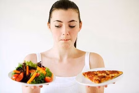 Thèm ăn hơn: Giống như trầm cảm, SAD làm tăng cảm giác ngon miệng ở một số người. 65% người bị chứng rối loạn này cảm thấy đói hơn trong những tháng trời tối, lạnh lẽo. Đây có thể là một phản ứng sinh lý của cơ thể nhằm giúp bạn "xốc lại tinh thần". Vì thế đến cuối mùa này, bạn thường tăng cân. Thèm ăn hơn: Giống như trầm cảm, SAD làm tăng cảm giác ngon miệng ở một số người. 65% người bị chứng rối loạn này cảm thấy đói hơn trong những tháng trời tối, lạnh lẽo. Đây có thể là một phản ứng sinh lý của cơ thể nhằm giúp bạn "xốc lại tinh thần". Vì thế đến cuối mùa này, bạn thường tăng cân.