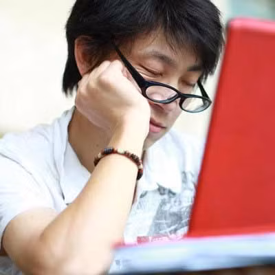 Khó tập trung: Trầm cảm có ảnh hưởng đến một loạt hoạt động xử lý tâm thần trên não, như khả năng tập trung, nói, ghi nhớ... Ở người mắc SAD, tình trạng này cũng tương tự như người bị trầm cảm không theo mùa. Khó tập trung: Trầm cảm có ảnh hưởng đến một loạt hoạt động xử lý tâm thần trên não, như khả năng tập trung, nói, ghi nhớ... Ở người mắc SAD, tình trạng này cũng tương tự như người bị trầm cảm không theo mùa.