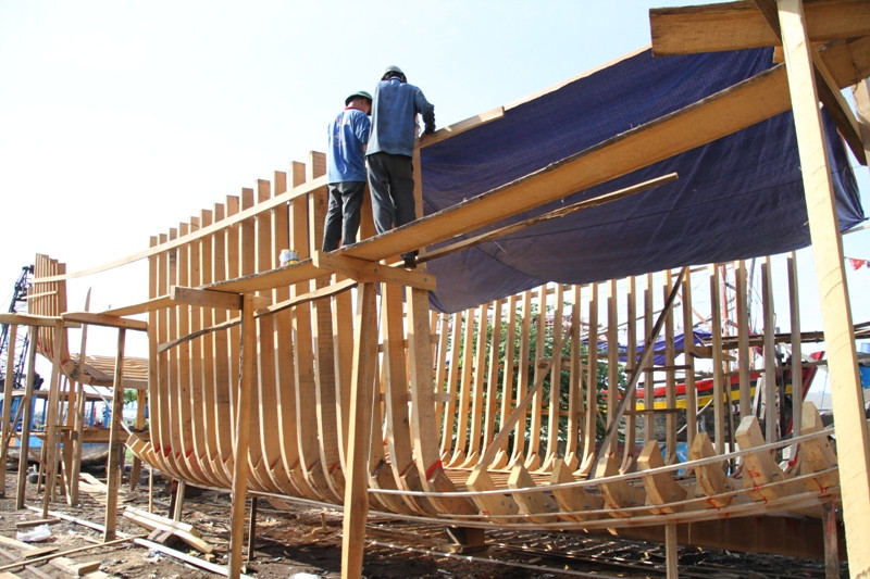 Theo anh Trần Văn Vốn, công việc đóng mới tàu cá được bắt đầu từ ngày 10/8. Đến nay, "hình dáng" con tàu bắt đầu hiện lên.