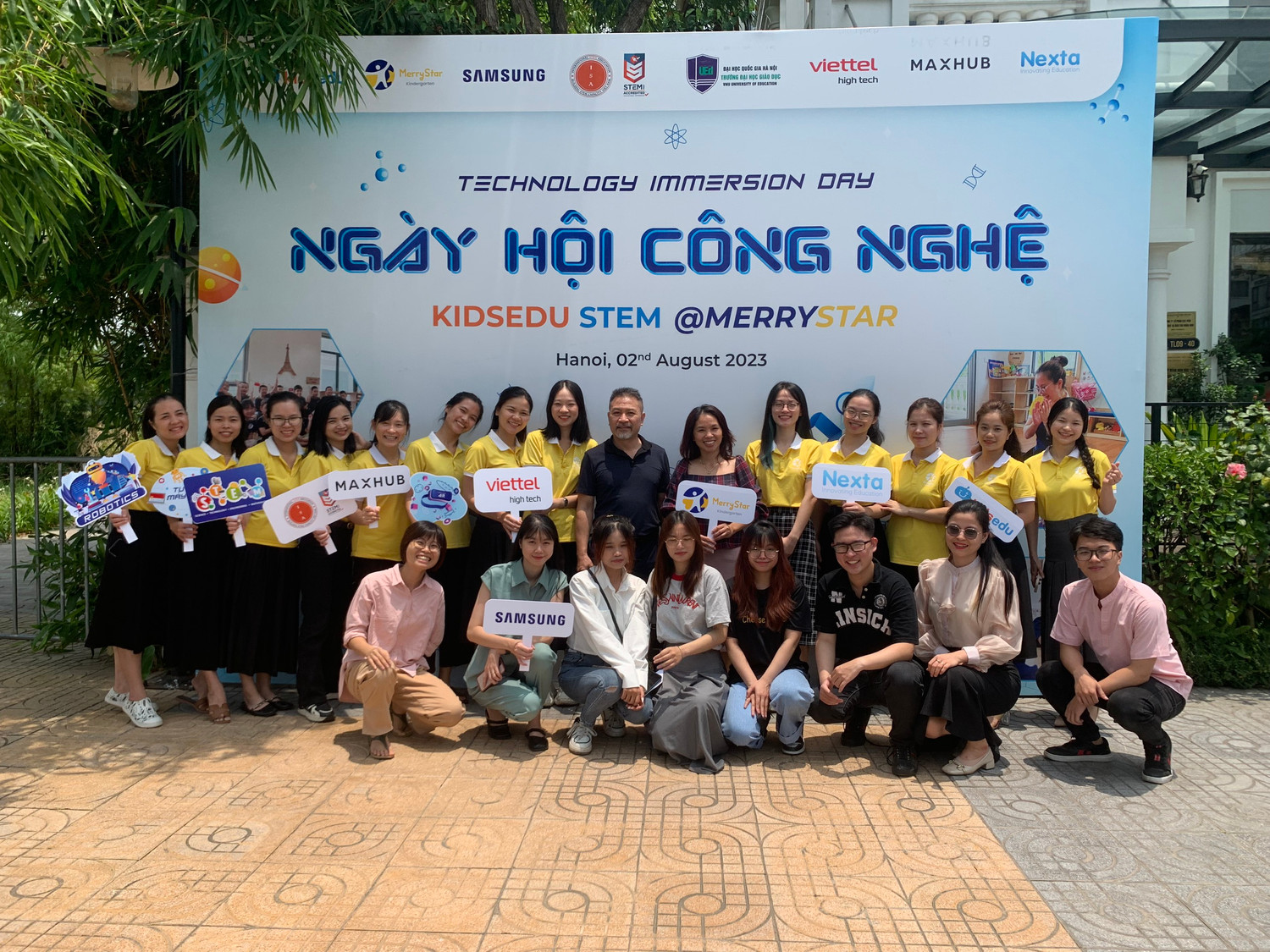 Tiến sĩ Tôn Quang Cường (áo đen đứng giữa) chụp ảnh cùng giáo viên Trường mầm non song ngữ Merry Star