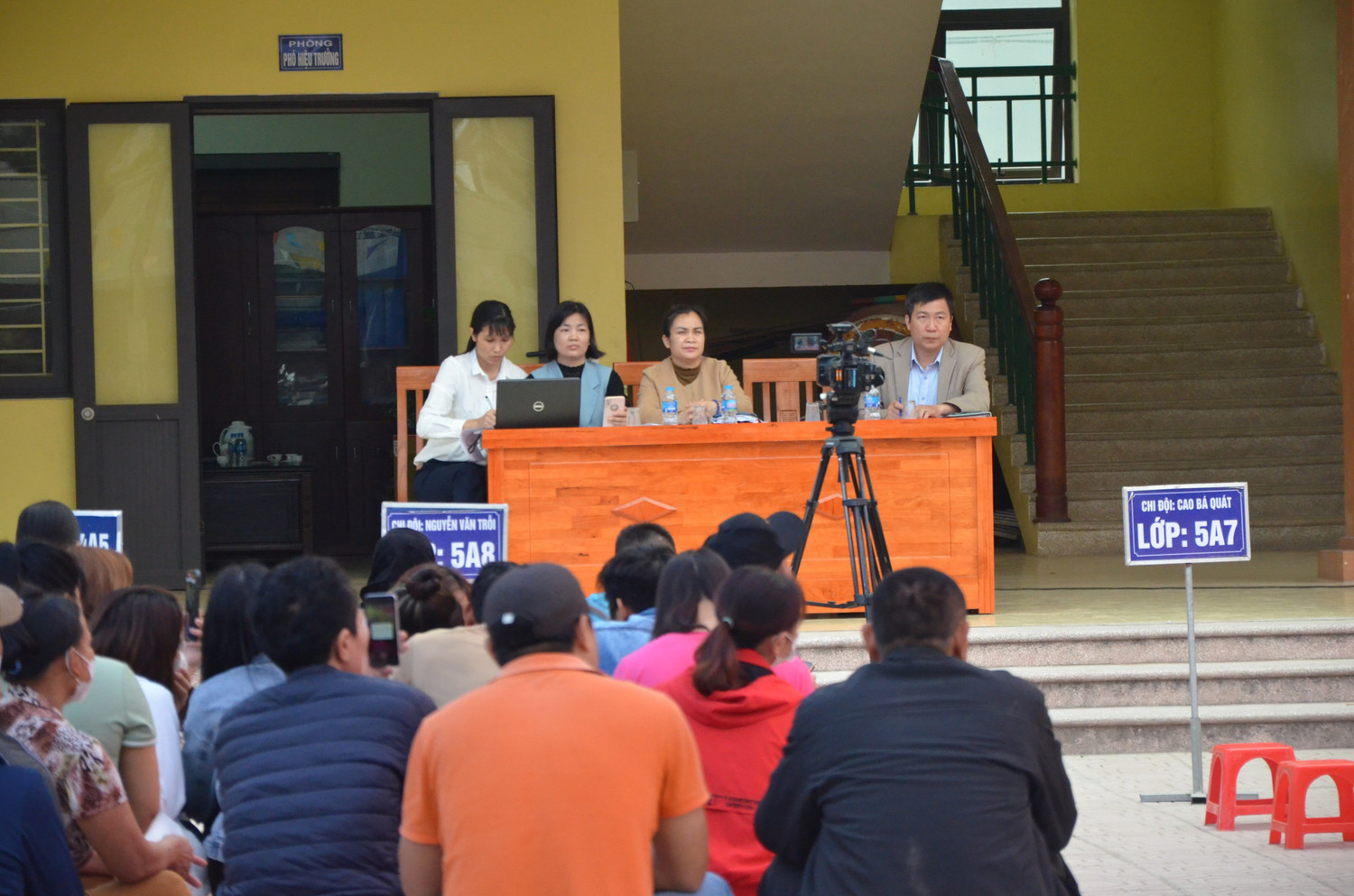 Cô Bùi Thị Hường - Hiệu trưởng Trường Tiểu học Tân Dân (ngồi thứ 3 bên trái) trong buổi đối thoại với các phụ huynh vào sáng ngày 17/3. Ảnh: Phụ huynh cung cấp