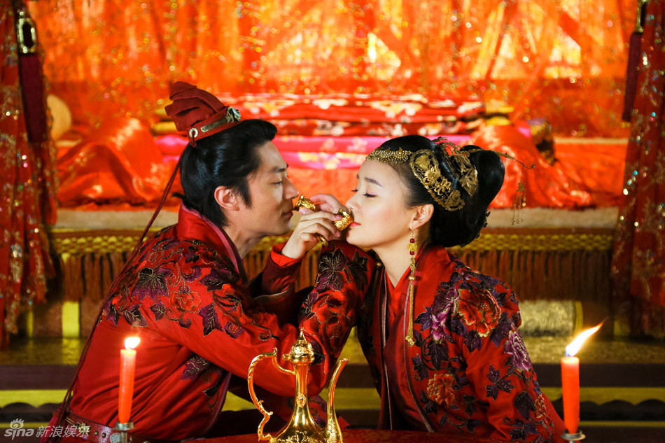 Đây là khoảnh khắc đêm động phòng hoa trúc giữa Lệnh Hồ Xung (Hoắc Kiến Hoa đóng) và Thánh cô Nhậm Doanh Doanh (Viên San San đóng). Đây là khoảnh khắc đêm động phòng hoa trúc giữa Lệnh Hồ Xung (Hoắc Kiến Hoa đóng) và Thánh cô Nhậm Doanh Doanh (Viên San San đóng).