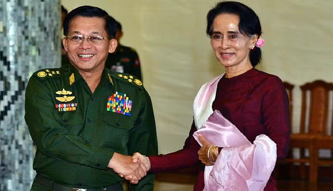 Bà Aung San Suu Kyi và Tổng Tư lệnh quân đội Myanmar Đại tướng Min Aung Hlaing. Ảnh: AP Bà Aung San Suu Kyi và Tổng Tư lệnh quân đội Myanmar Đại tướng Min Aung Hlaing. Ảnh: AP
