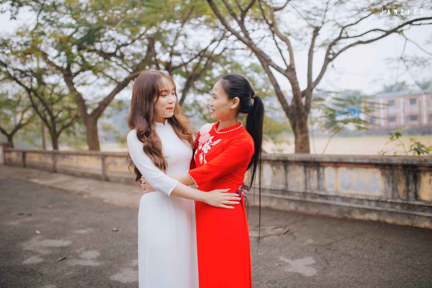 Phương Thanh chụp ảnh cùng cô giáo Tạ Hoa (ảnh: NVCC)