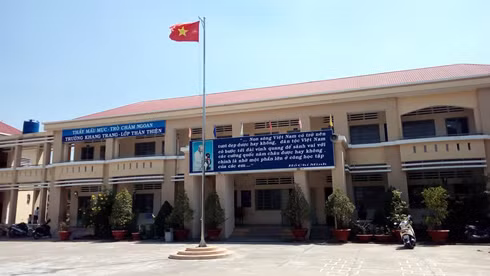 Văn phòng Trường Tiểu học Bình Chánh. (Ảnh: H.L) Văn phòng Trường Tiểu học Bình Chánh. (Ảnh: H.L)