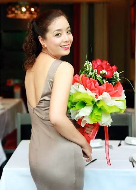 Thuộc lớp diễn viên kỳ cựu của nền điện ảnh Việt Nam, Chiều Xuân cũng được đánh giá là ngôi sao có vẻ đẹp sắc nước hương trời. Hạnh phúc bên gia đình nhỏ cùng ông chồng Đỗ Hồng Quân, cuộc sống của Chiều Xuân rất viên mãn. Không ít phụ nữ thầm ghen tị với những gì mà mỹ nhân nổi tiếng này đang sở hữu. Thuộc lớp diễn viên kỳ cựu của nền điện ảnh Việt Nam, Chiều Xuân cũng được đánh giá là ngôi sao có vẻ đẹp sắc nước hương trời. Hạnh phúc bên gia đình nhỏ cùng ông chồng Đỗ Hồng Quân, cuộc sống của Chiều Xuân rất viên mãn. Không ít phụ nữ thầm ghen tị với những gì mà mỹ nhân nổi tiếng này đang sở hữu.