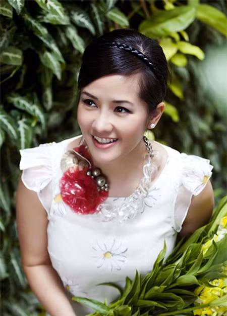 Gây ấn tượng với nụ cười duyên, Hồng Nhung cũng là một trong những mỹ nhân nổi tiếng sở hữu vẻ đẹp không tuổi. Đặc biệt, với phong cách ăn mặc cá tính, style, cô Bống vẫn luôn rất trẻ trung trên sân khấu. Hiện tại, Hồng Nhung đã là mẹ của hai đứa con nhỏ nhưng mỗi lần đi diễn, nhiều người vẫn nhầm tưởng người phụ nữ tứ tuần này vẫn còn là cô gái tuổi đôi mươi. Gây ấn tượng với nụ cười duyên, Hồng Nhung cũng là một trong những mỹ nhân nổi tiếng sở hữu vẻ đẹp không tuổi. Đặc biệt, với phong cách ăn mặc cá tính, style, cô Bống vẫn luôn rất trẻ trung trên sân khấu. Hiện tại, Hồng Nhung đã là mẹ của hai đứa con nhỏ nhưng mỗi lần đi diễn, nhiều người vẫn nhầm tưởng người phụ nữ tứ tuần này vẫn còn là cô gái tuổi đôi mươi.
