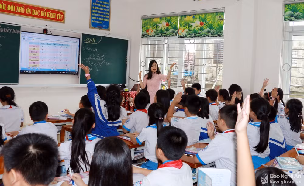 Một số nơi đang gặp khó khăn trong việc tuyển dụng giáo viên tiếng Anh (Ảnh minh họa: Báo Nghệ An) Một số nơi đang gặp khó khăn trong việc tuyển dụng giáo viên tiếng Anh (Ảnh minh họa: Báo Nghệ An)