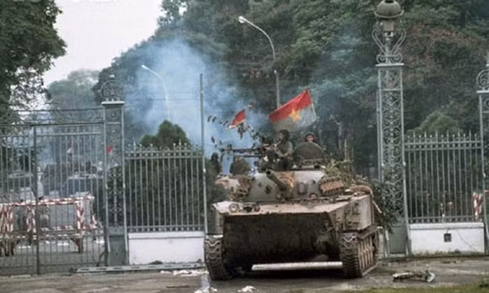 Xe tăng của lực lượng giải phóng tiến vào Dinh Độc Lập ngày 30/4/1975 ( Ảnh: Francoise de Mulder) Xe tăng của lực lượng giải phóng tiến vào Dinh Độc Lập ngày 30/4/1975 ( Ảnh: Francoise de Mulder)