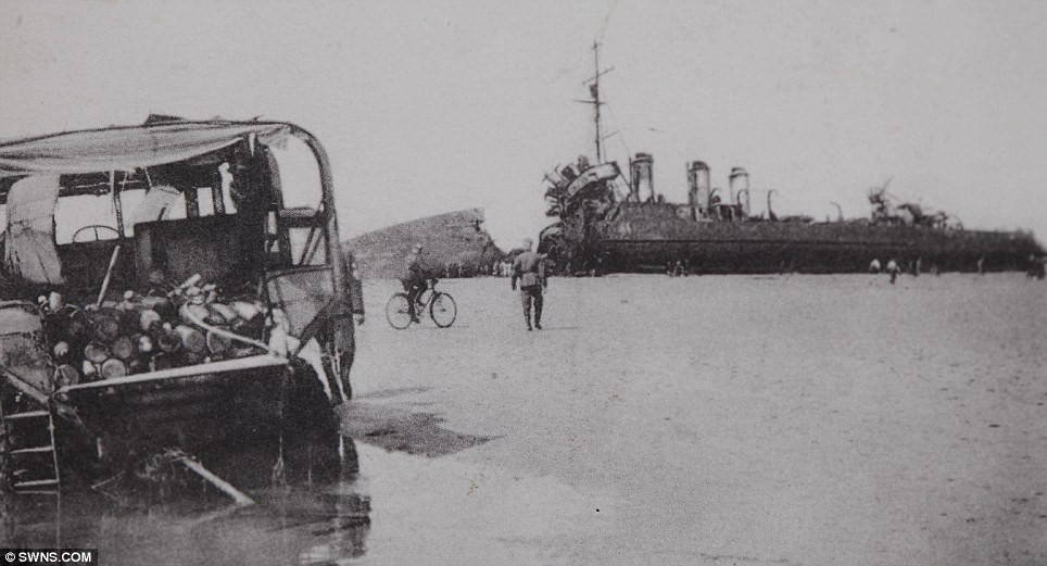 Một chiếc tàu bị kẹt trên bãi biển Dunkirk Một chiếc tàu bị kẹt trên bãi biển Dunkirk