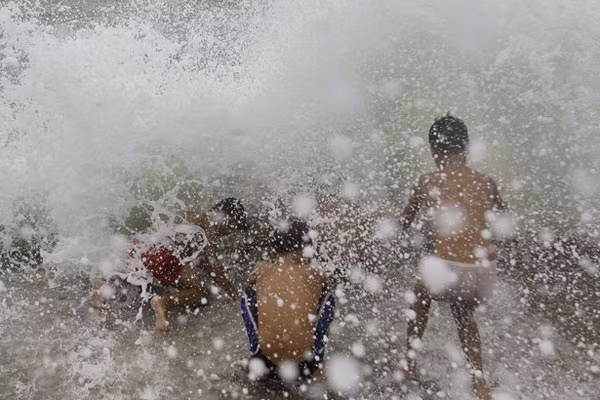 Siêu bão Manmadol đổ bộ Manila