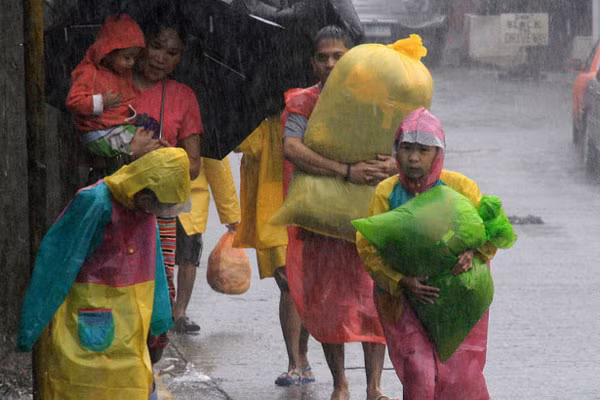 57.000 người dân Philippines đã phải bỏ nhà cửa vì siêu bão Manmadol