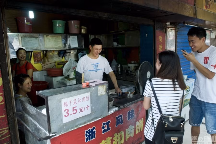 Vui vẻ trò chuyện cùng thực khách.