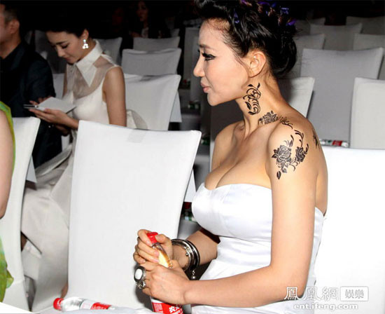 A Đóa với những hình giả xăm khá độc đáo và khoe vòng một tại một sự kiện.