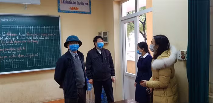 Lãnh đạo Sở Giáo dục và Đào tạo tỉnh Vĩnh Phúc đi kiểm tra công tác phòng chống dịch Corona tại trường học. Ảnh: Sở GD Vĩnh Phúc. Lãnh đạo Sở Giáo dục và Đào tạo tỉnh Vĩnh Phúc đi kiểm tra công tác phòng chống dịch Corona tại trường học. Ảnh: Sở GD Vĩnh Phúc.