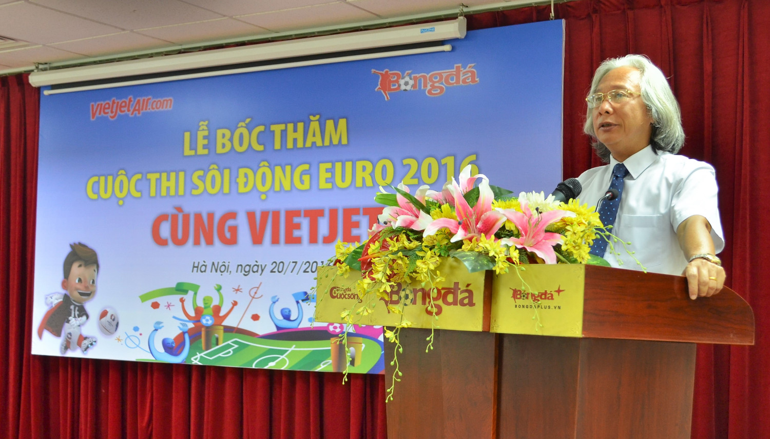 Ông Nguyễn Văn Phú phát biểu khai mạc lễ bốc thăm tìm ra người trúng thưởng trong cuộc thi dự đoán tỷ số mang tên: “Sôi động Euro cùng Vietjet" - ảnh H.Lực