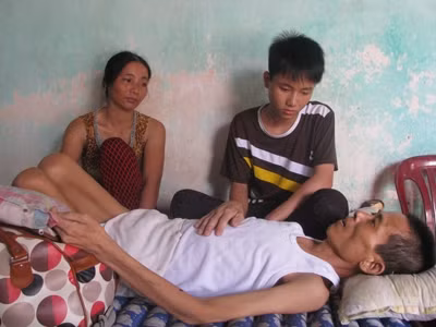 Việt và mẹ chăm sóc bố. Ảnh: Hoàng Lam. Việt và mẹ chăm sóc bố. Ảnh: Hoàng Lam.