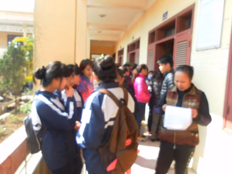 Học sinh nghỉ học đi cùng bố mẹ đến xã Học sinh nghỉ học đi cùng bố mẹ đến xã