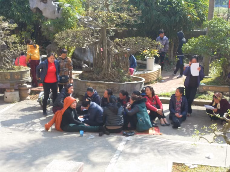 Người dân tập trung ăn chờ đợi câu trả lời từ cấp chính quyền Xã Ninh Hiệp Người dân tập trung ăn chờ đợi câu trả lời từ cấp chính quyền Xã Ninh Hiệp