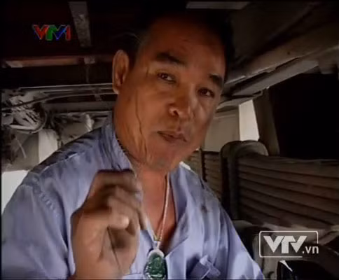 Tài xế Nguyễn Đình Trường trong phóng sự được phát trong chương trình thời sự ngày 28.11 trên VTV Tài xế Nguyễn Đình Trường trong phóng sự được phát trong chương trình thời sự ngày 28.11 trên VTV