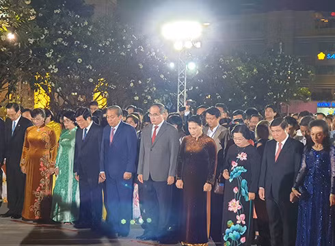 Các vị khách tham dự khai mạc đường hoa dành một phút tưởng nhớ Chủ tịch Hồ Chí Minh (ảnh: P.L)