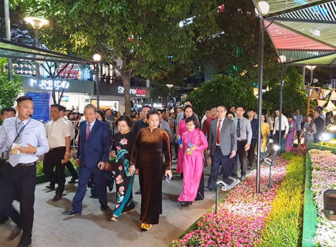 Bà Nguyễn Thị Kim Ngân và các vị lãnh đạo tham quan đường hoa Nguyễn Huệ tết Kỷ Hợi (ảnh: P.L)
