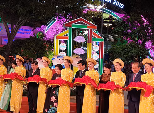 Chủ tịch Quốc hội Nguyễn Thị Kim Ngân cắt băng khai mạc đường hoa Nguyễn Huệ tết Kỷ Hợi (ảnh: P.L)