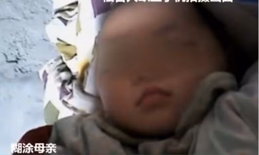Đứa trẻ tội nghiệp suýt mất mạng vì người mẹ 9x. Đứa trẻ tội nghiệp suýt mất mạng vì người mẹ 9x.