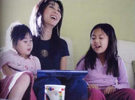 Kỳ Duyên hạnh phúc bên con gái hồi nhỏ.