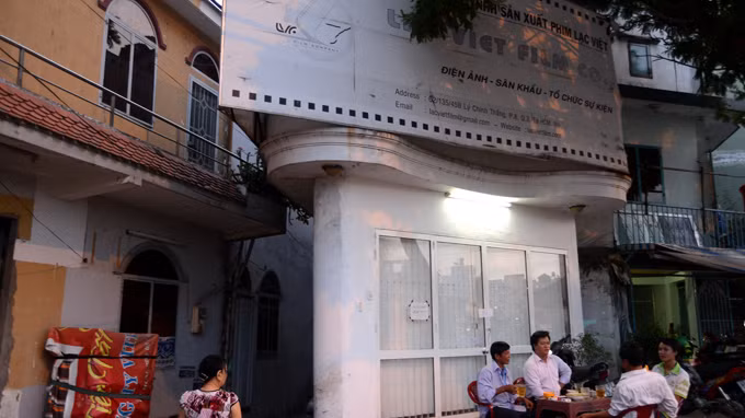Ngôi nhà mang biển hiệu Hãng phim Lạc Việt do ông Phương “khói lửa” thuê tại địa chỉ 461 Hoàng Sa (P.8, Q.3, TP.HCM) đã được niêm phong sau khi phát hiện chất gây nổ - Ảnh: T.T.DŨNG