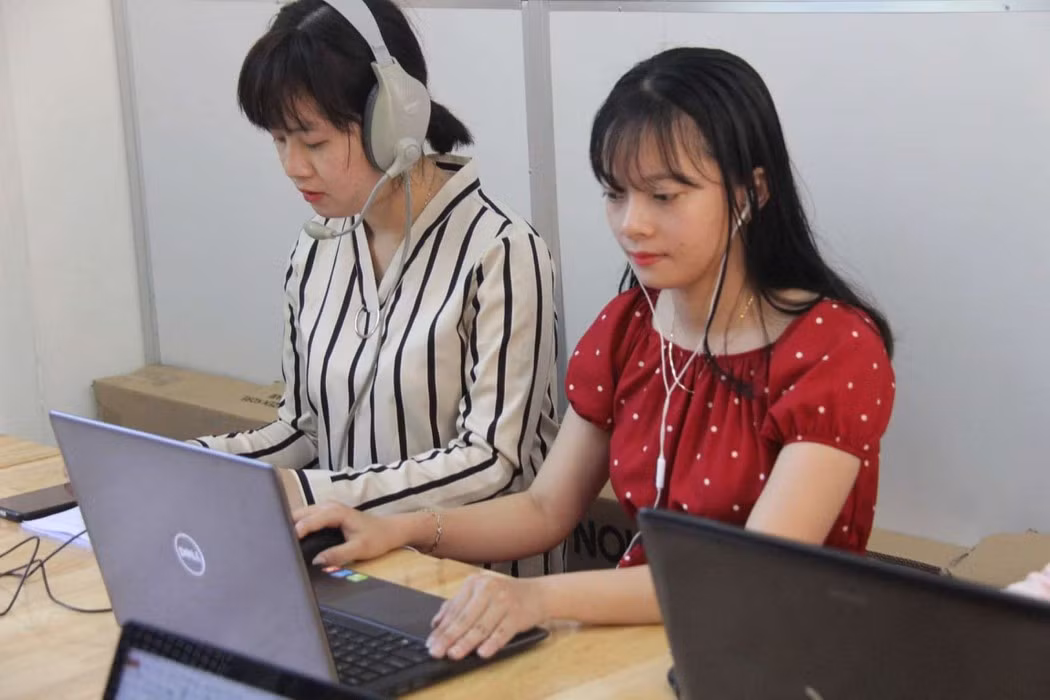 Nhiều địa phương đang triển khai dạy học online trong mùa dịch Covid-19. (Trong ảnh: Giáo viên Trường tiểu học Võ Thị Sáu (Đà Nẵng) giảng dạy online). Ảnh: AN