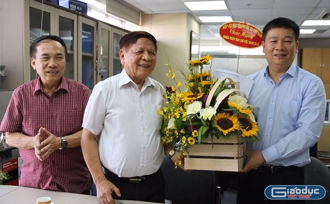 Phó Giáo sư Trần Xuân Nhĩ - Phó Chủ tịch Hiệp hội Các trường đại học, cao đẳng Việt Nam chúc mừng Báo Điện tử Giáo dục Việt Nam nhân ngày báo chí cách mạng Việt Nam (Ảnh: Vũ Phương).