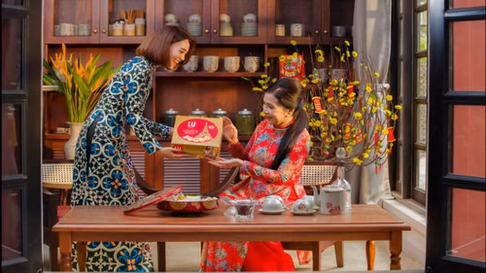 Những món quà nặng ân tình (Ảnh minh họa Báo Hà Nội mới) Những món quà nặng ân tình (Ảnh minh họa Báo Hà Nội mới)