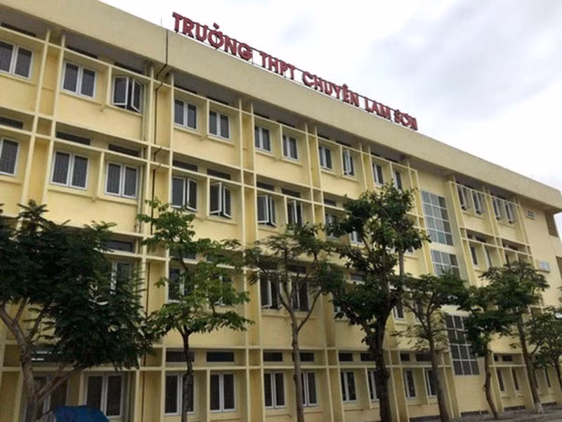 Theo Chính phủ, trường chuyên được thành lập ở cấp trung học phổ thông dành cho những học sinh có tư chất thông minh, đạt kết quả xuất sắc trong học tập. (Ảnh minh họa: Báo Lao động) Theo Chính phủ, trường chuyên được thành lập ở cấp trung học phổ thông dành cho những học sinh có tư chất thông minh, đạt kết quả xuất sắc trong học tập. (Ảnh minh họa: Báo Lao động)