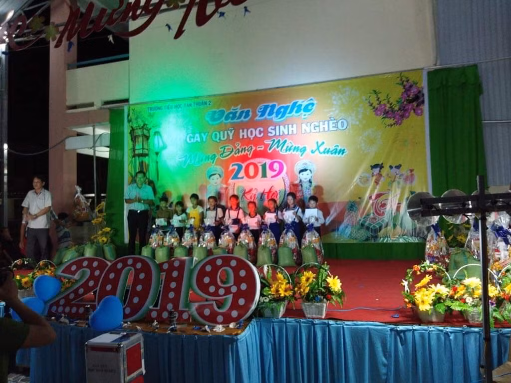 Phát quà cho học sinh khó khăn trong chương trình "Tết sum vầy" (Ảnh trường Tân Thuận)