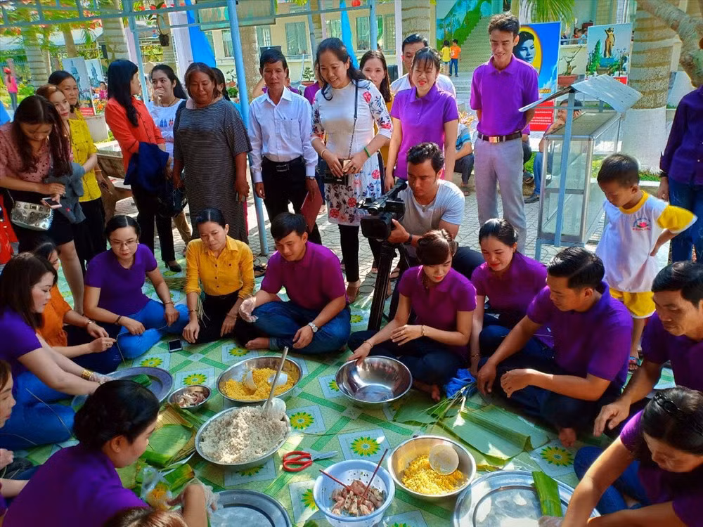 Giáo viên thi gói bánh tét tại chương trình "Tết sum vầy" ở Kiên Giang (Ảnh trường Tân Thuận)