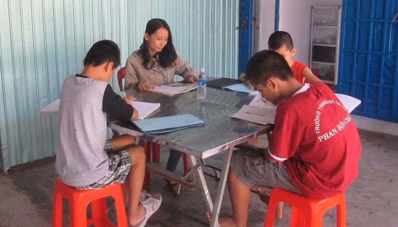 Các em được dạy kèm học văn hóa tại trung tâm (Ảnh trung tâm cung cấp)