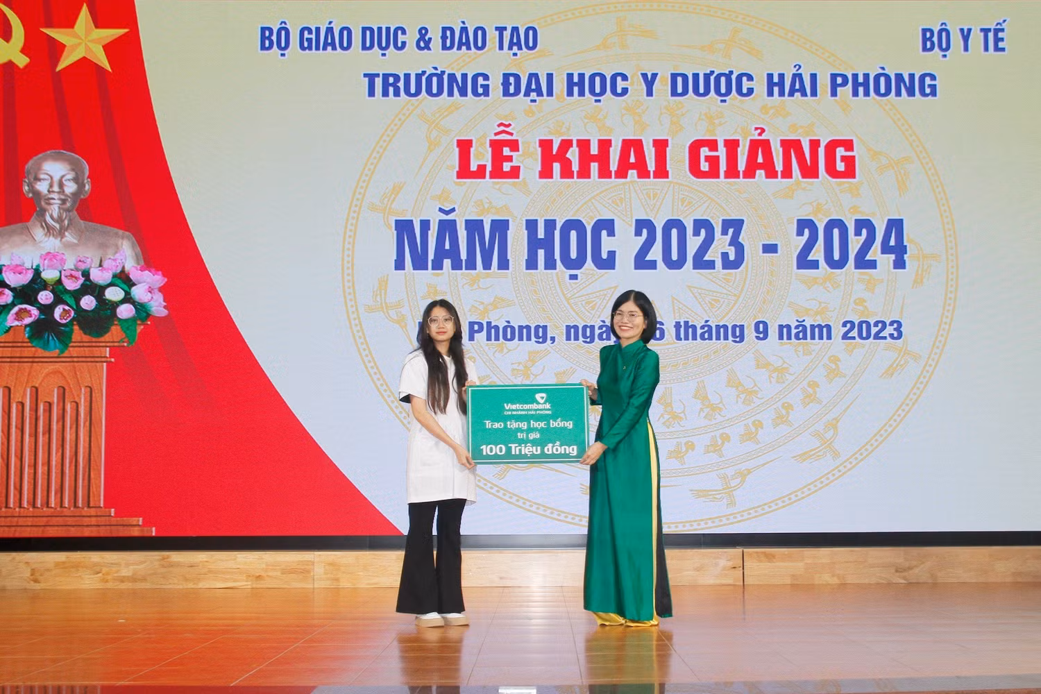 Đại diện ngân hàng Vietcombank trao học bổng cho sinh viên nhà trường (Ảnh: TT)
