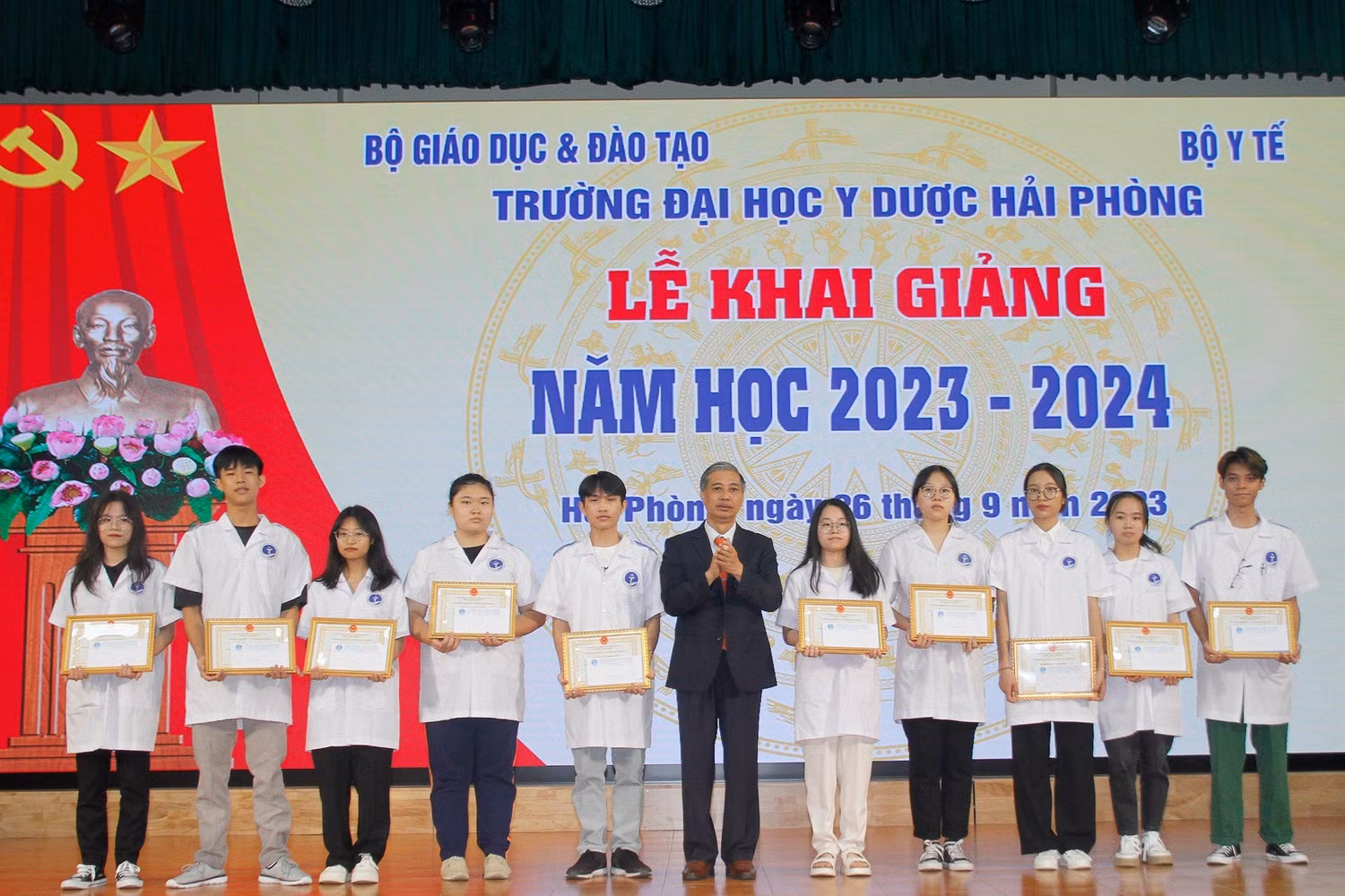 Khen thưởng 10 thủ khoa tuyển sinh năm 2023 (Ảnh: TT)